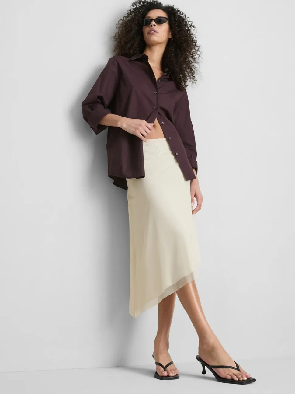 Asymmetrischer Midirock mit Perlen