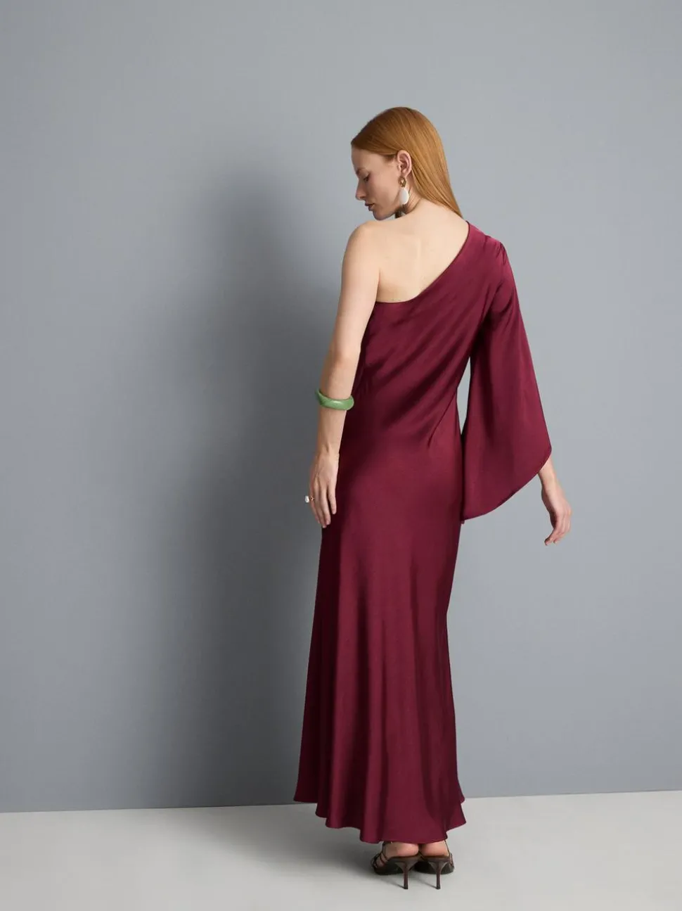 Asymmetrisches Maxikleid mit ausgestelltem Ärmel