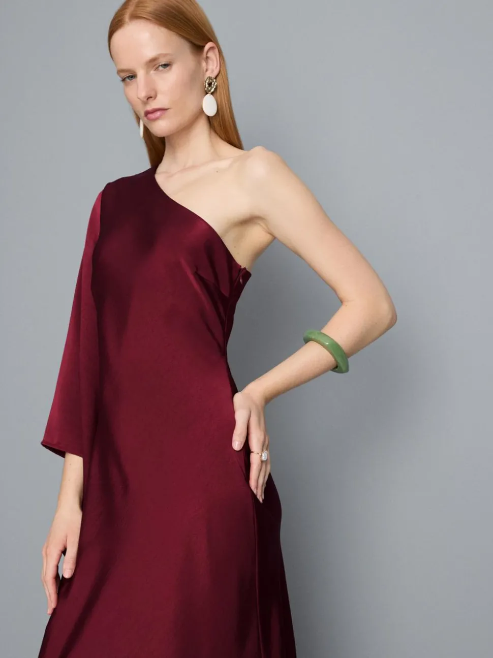 Asymmetrisches Maxikleid mit ausgestelltem Ärmel