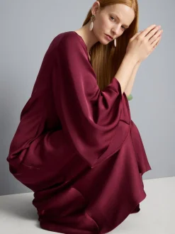Asymmetrisches Maxikleid mit ausgestelltem Ärmel