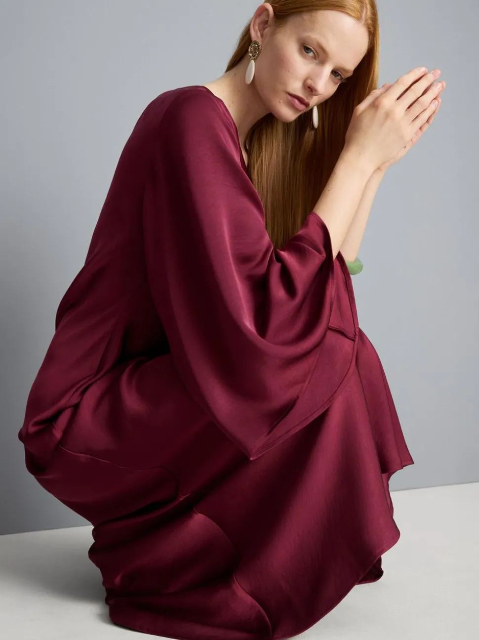 Asymmetrisches Maxikleid mit ausgestelltem Ärmel