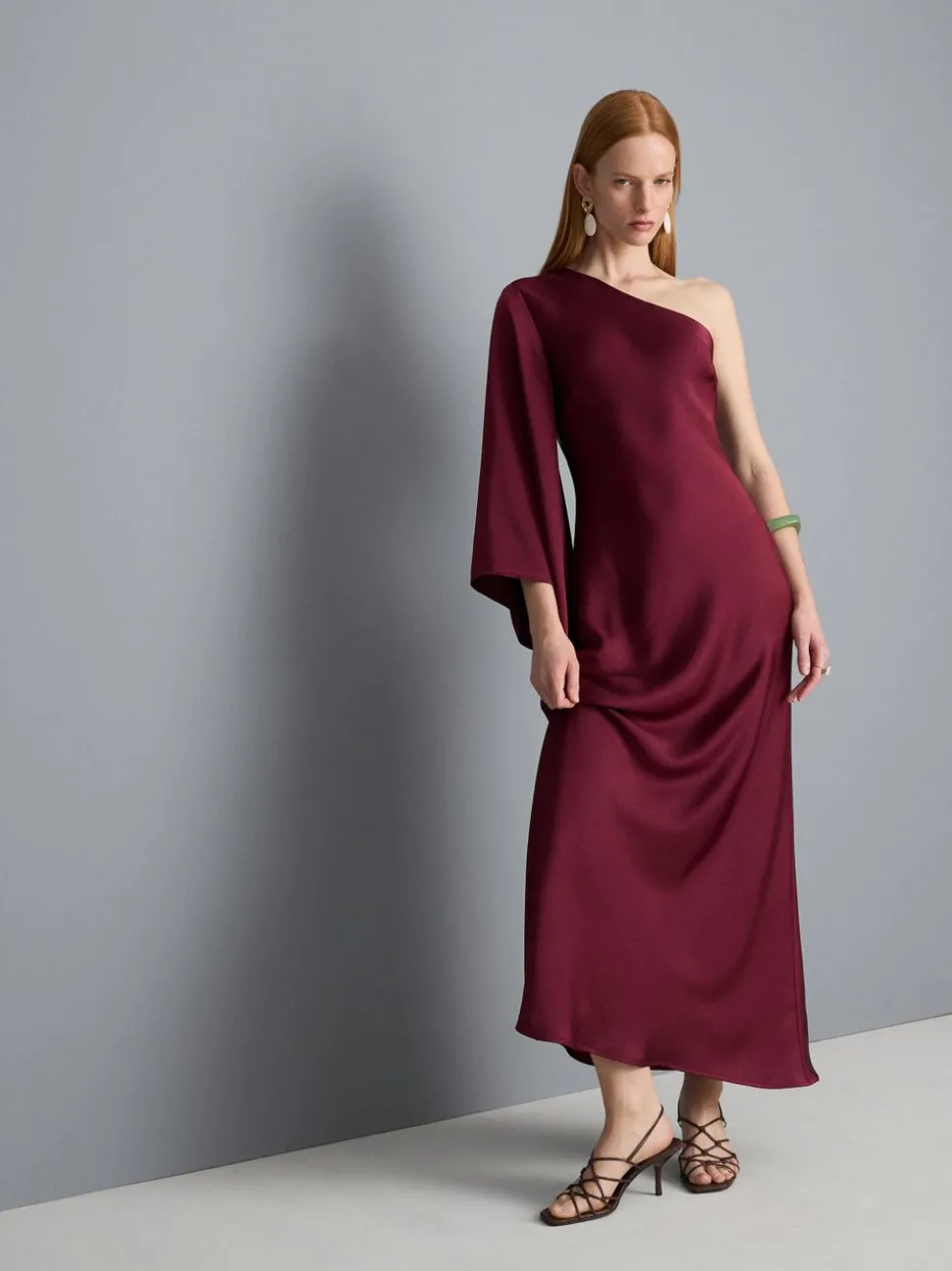 Asymmetrisches Maxikleid mit ausgestelltem Ärmel