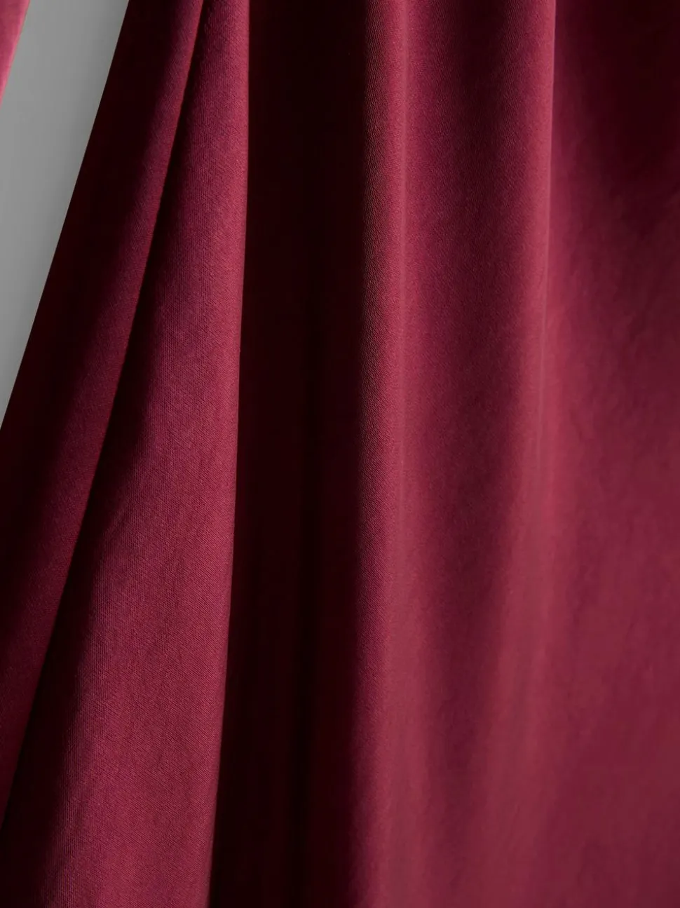 Asymmetrisches Maxikleid mit ausgestelltem Ärmel