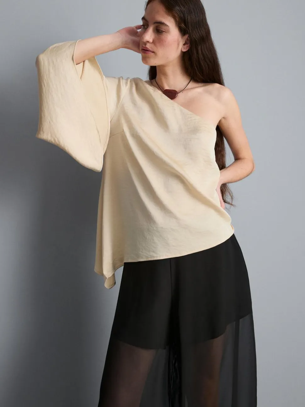 Asymmetrisches One-Shoulder-Top aus Satin