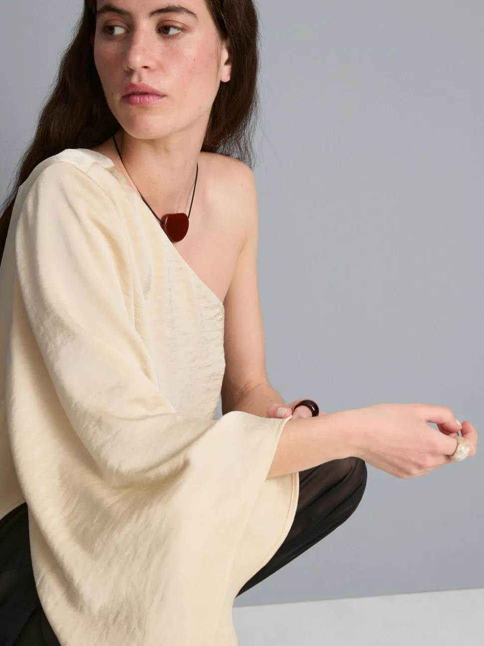 Asymmetrisches One-Shoulder-Top aus Satin