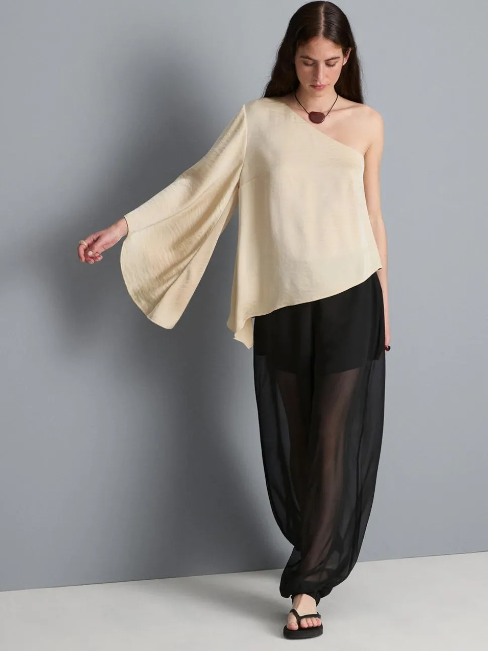 Asymmetrisches One-Shoulder-Top aus Satin