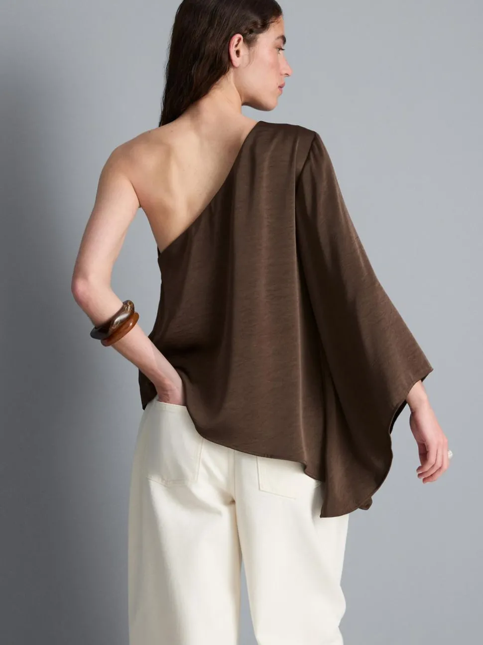 Asymmetrisches One-Shoulder-Top aus Satin