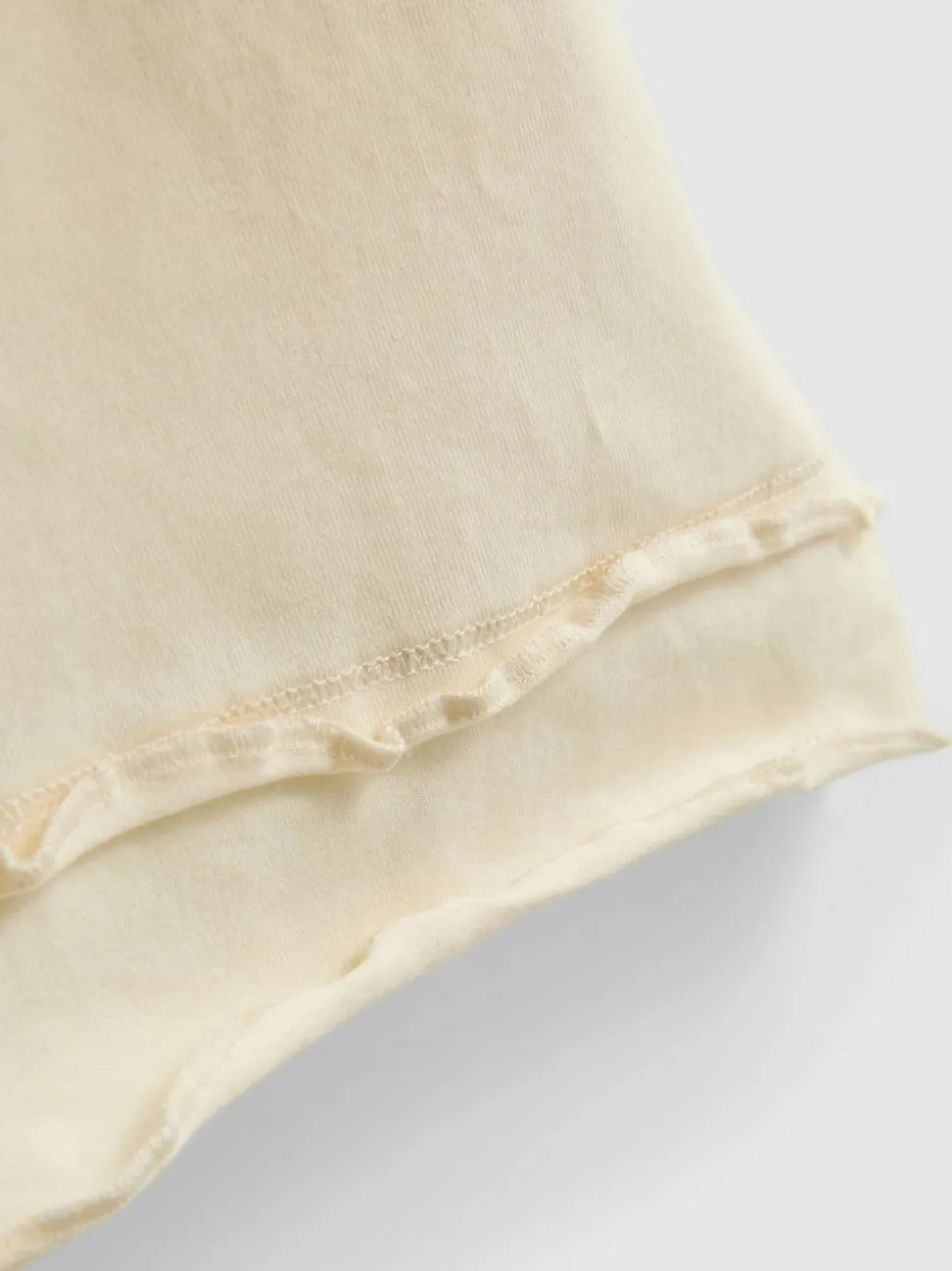 Asymmetrisches Top mit gekräuseltem Saum