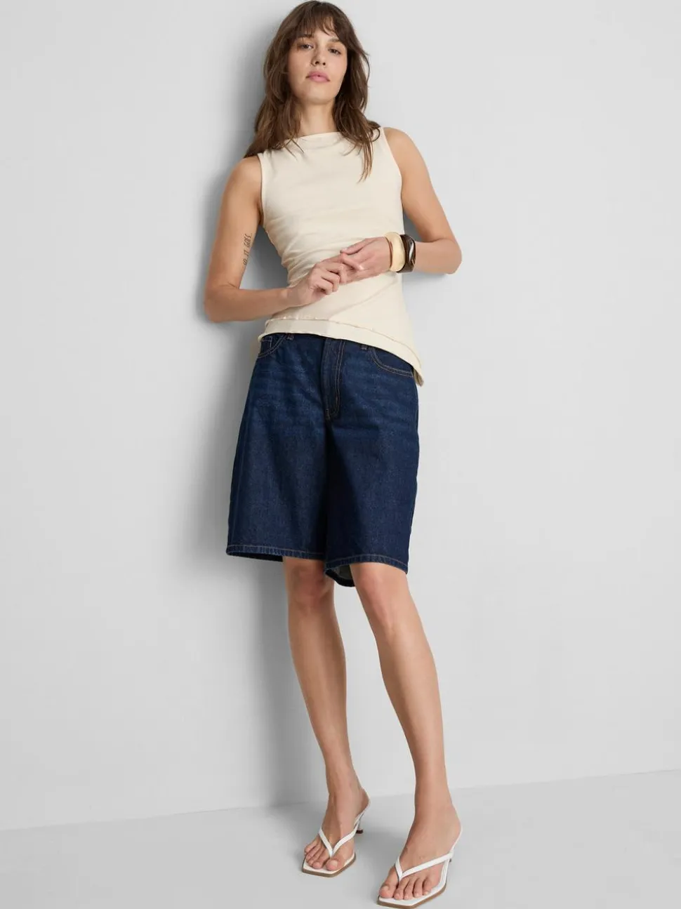 Asymmetrisches Top mit gekräuseltem Saum