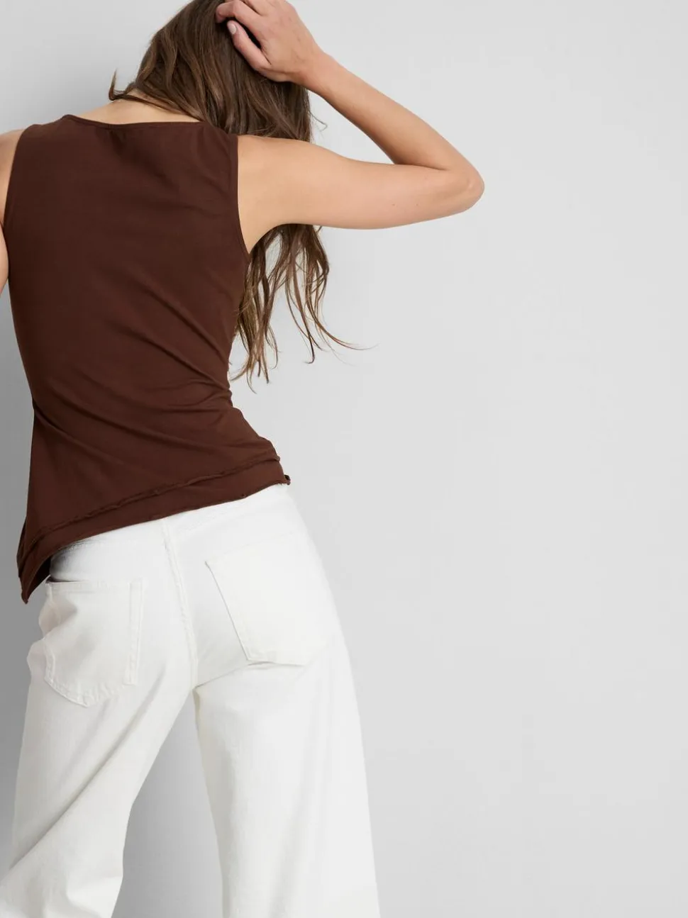Asymmetrisches Top mit gekräuseltem Saum