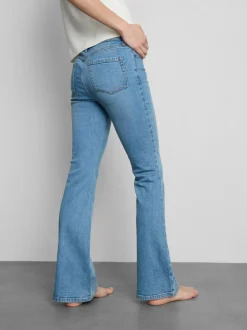 Ausgestellte Denim-Jeans mit mittelhohem Bund