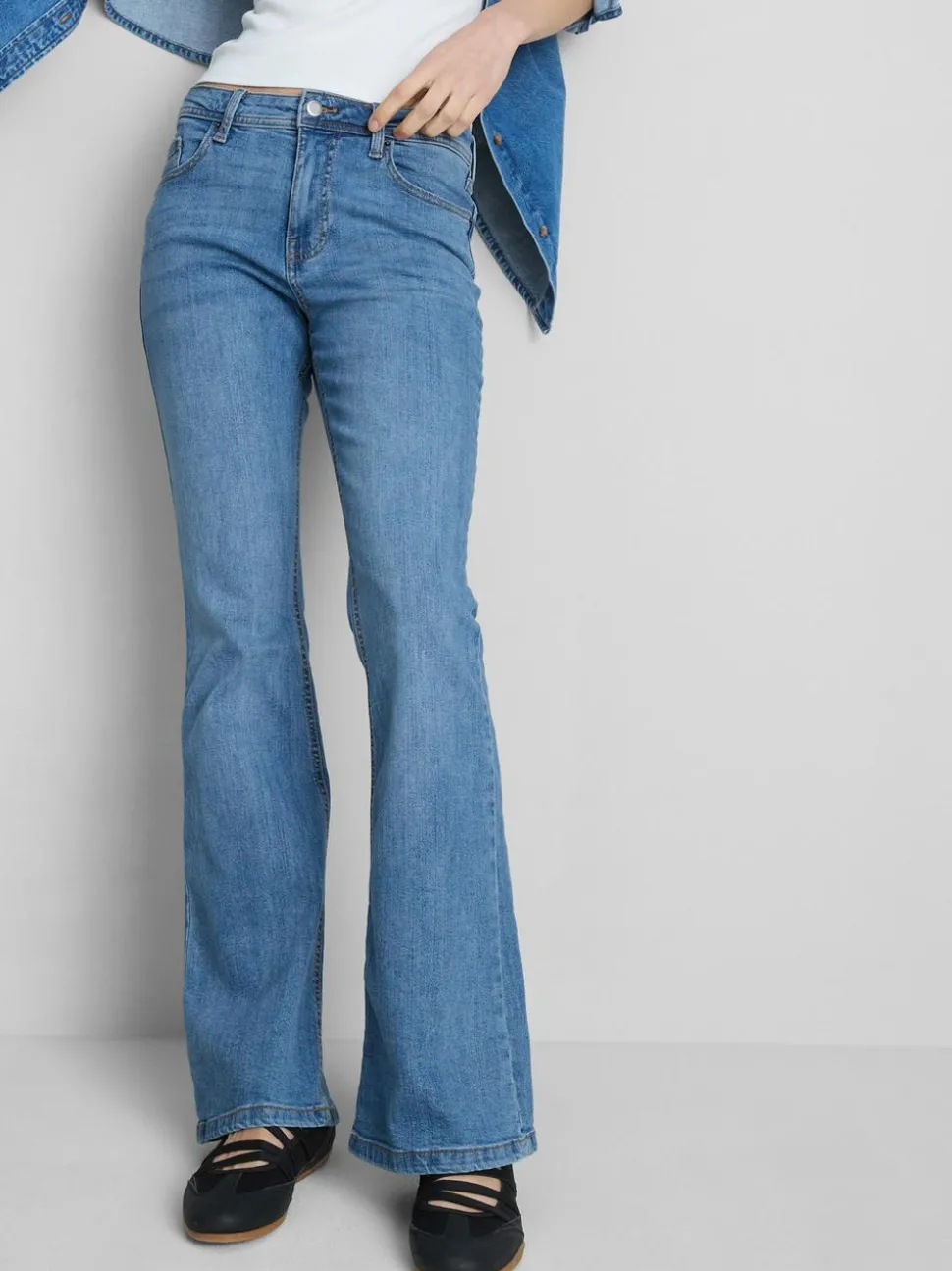 Ausgestellte Jeans aus Baumwoll-Denim mit mittlerer Leibhöhe