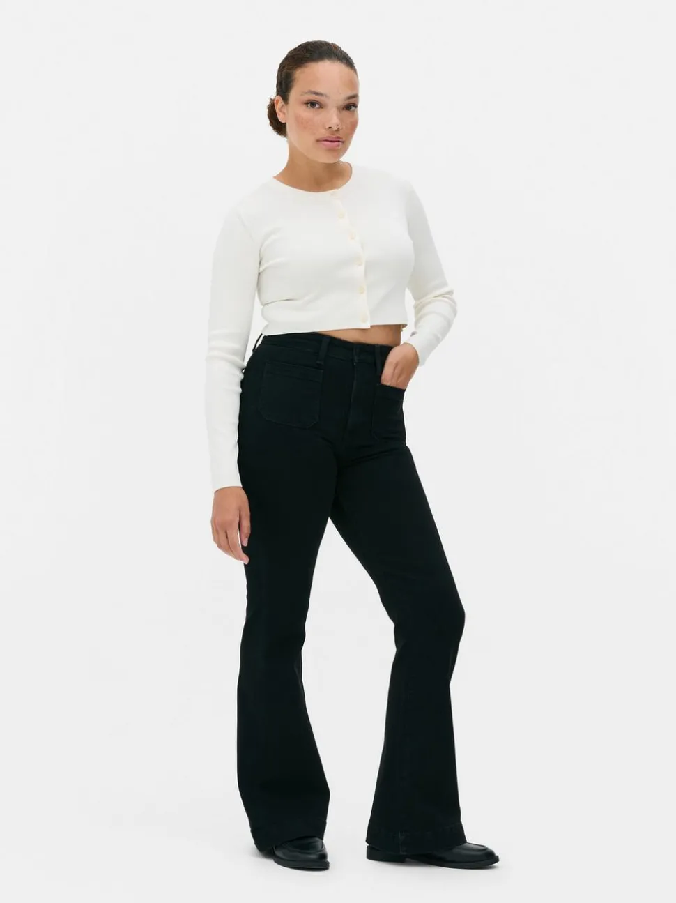 Ausgestellte Jeans mit mittelhohem Bund