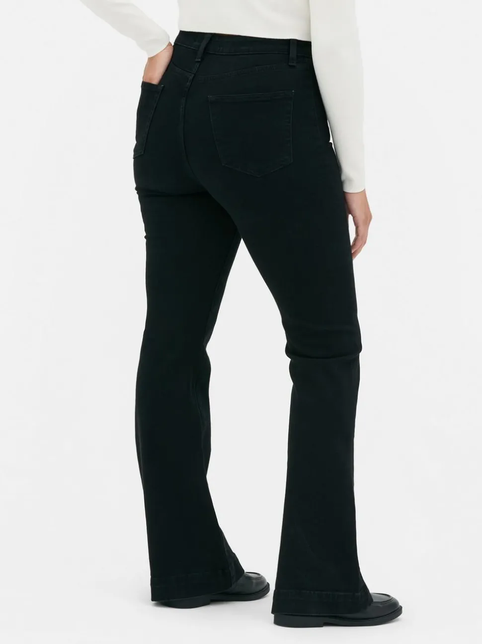 Ausgestellte Jeans mit mittelhohem Bund