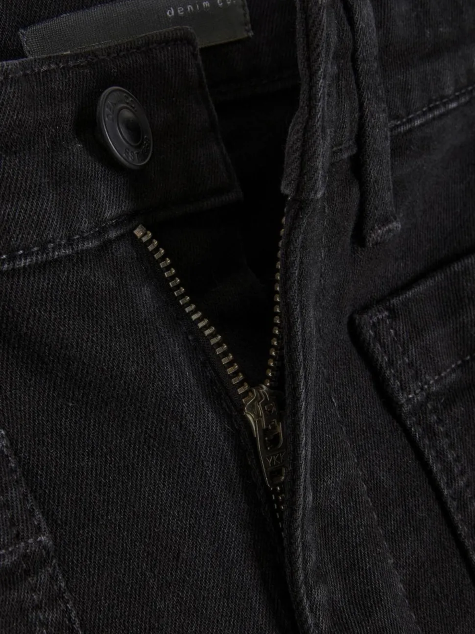 Ausgestellte Jeans mit mittelhohem Bund