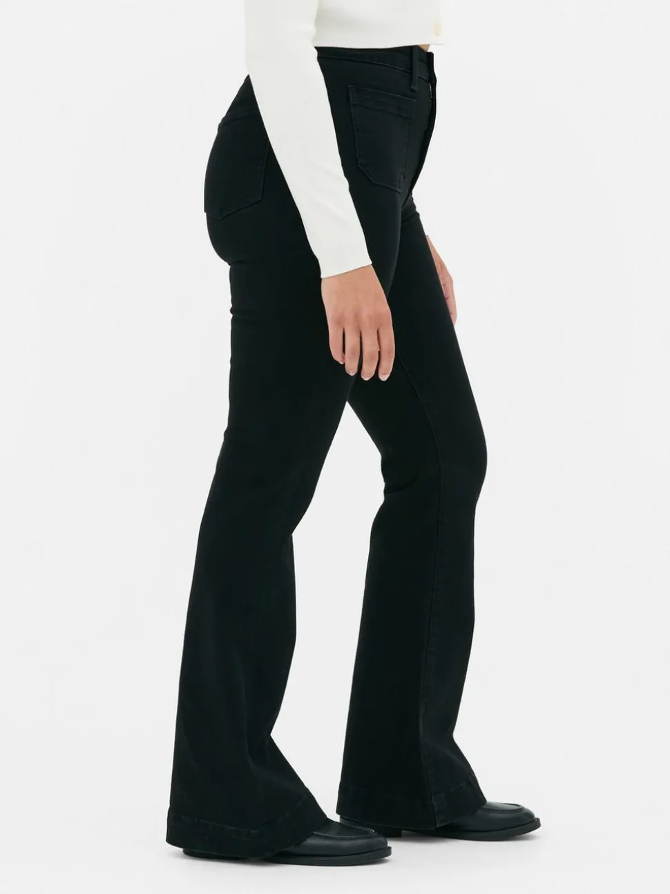 Ausgestellte Jeans mit mittelhohem Bund