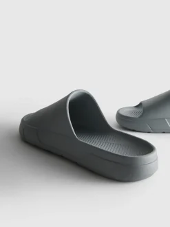 Badesandalen mit dicker Sohle