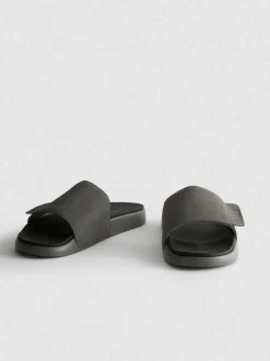 Badesandalen mit dicker Sohle