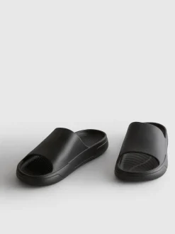 Badesandalen mit dicker Sohle