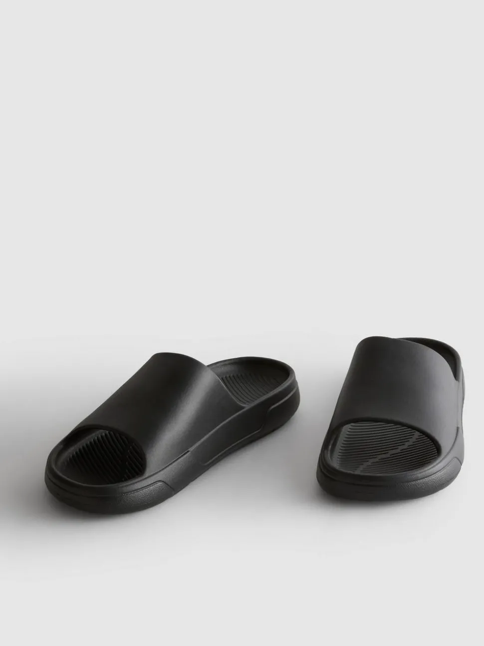 Badesandalen mit dicker Sohle