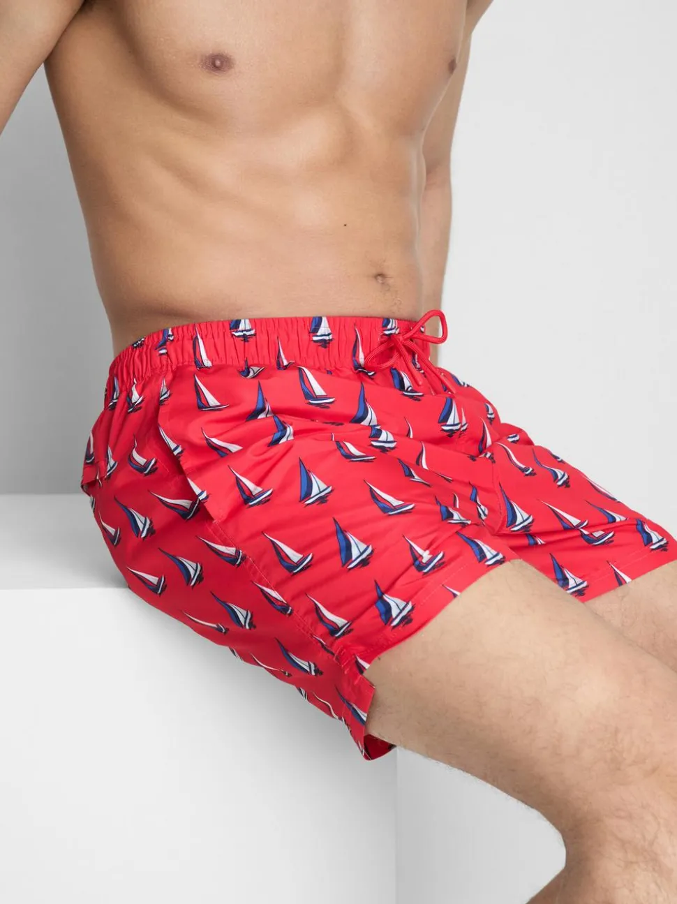 Badeshorts mit Segelbootmuster