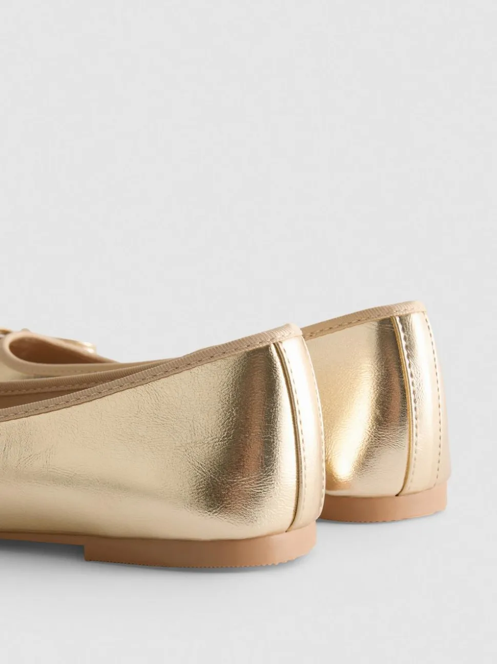 Ballerinas aus Kunstleder
