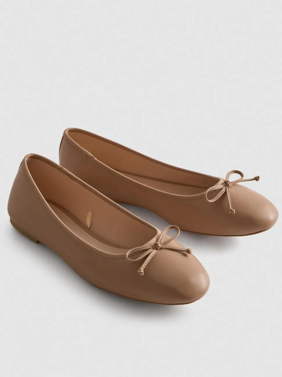 Ballerinas aus Kunstleder mit Schleife