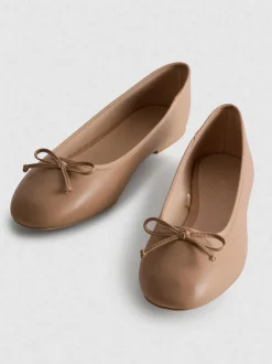 Ballerinas aus Kunstleder mit Schleife