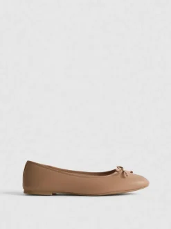 Ballerinas aus Kunstleder mit Schleife