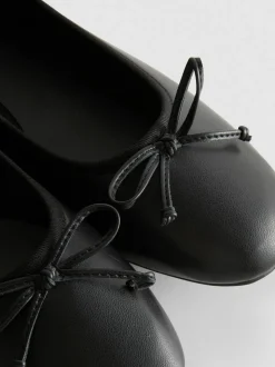 Ballerinas aus Kunstleder mit Schleife