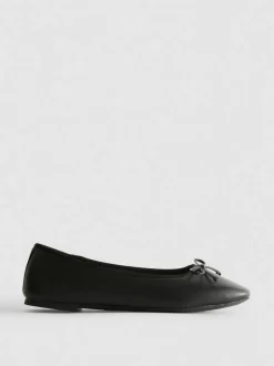 Ballerinas aus Kunstleder mit Schleife