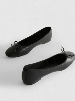 Ballerinas aus Kunstleder mit Schleife