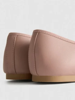 Ballerinas aus Kunstleder mit Schleife
