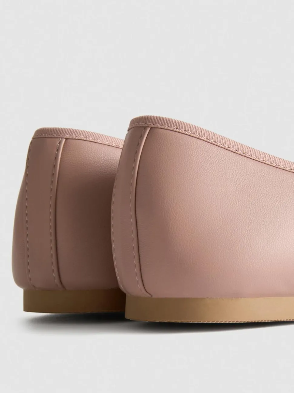 Ballerinas aus Kunstleder mit Schleife