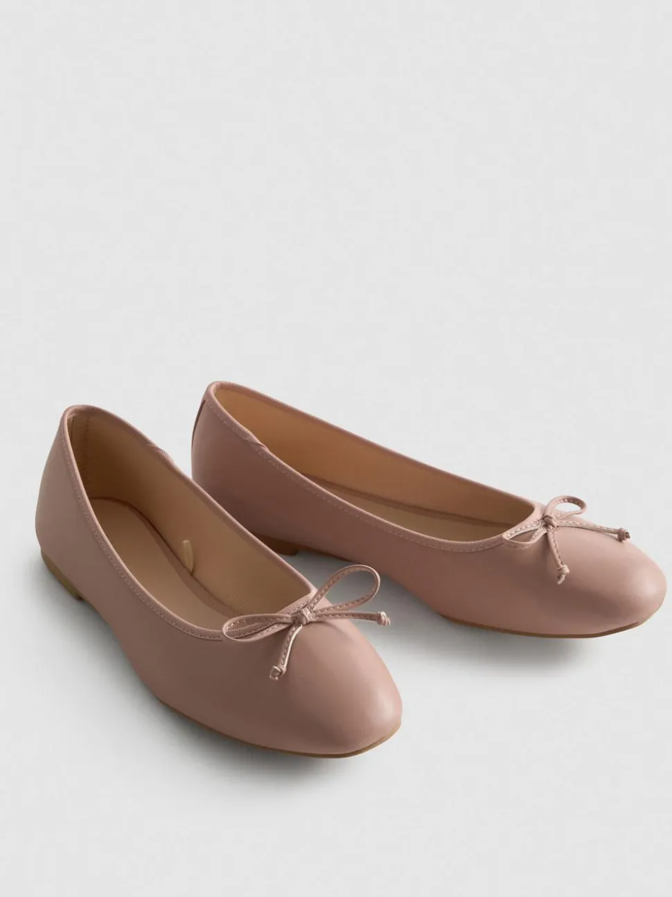 Ballerinas aus Kunstleder mit Schleife