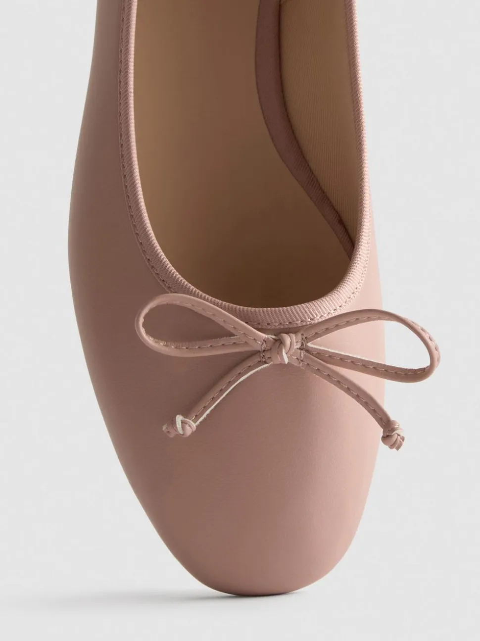 Ballerinas aus Kunstleder mit Schleife