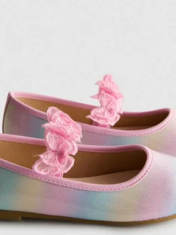 Ballerinas mit Schmetterlingsapplikation