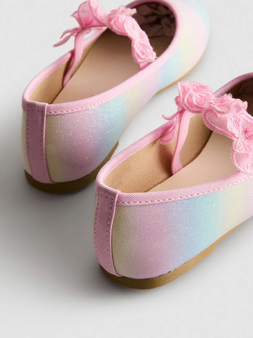 Ballerinas mit Schmetterlingsapplikation