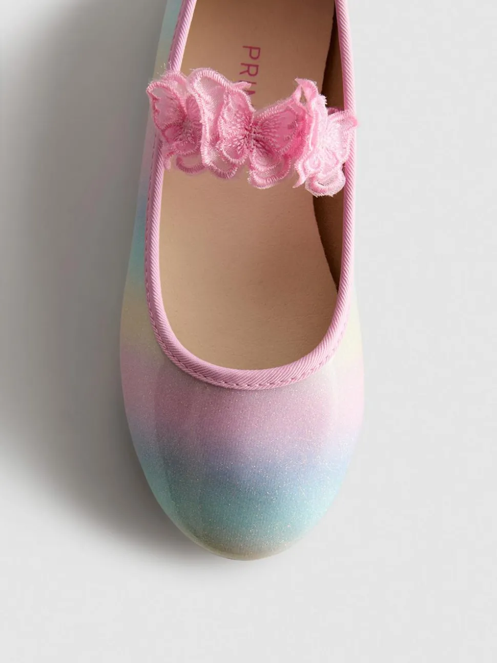 Ballerinas mit Schmetterlingsapplikation