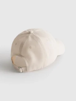 Basecap mit gestickter Initiale