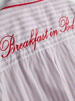 Baumwoll-Schlafanzughemd mit Breakfast in Bed-Stickerei
