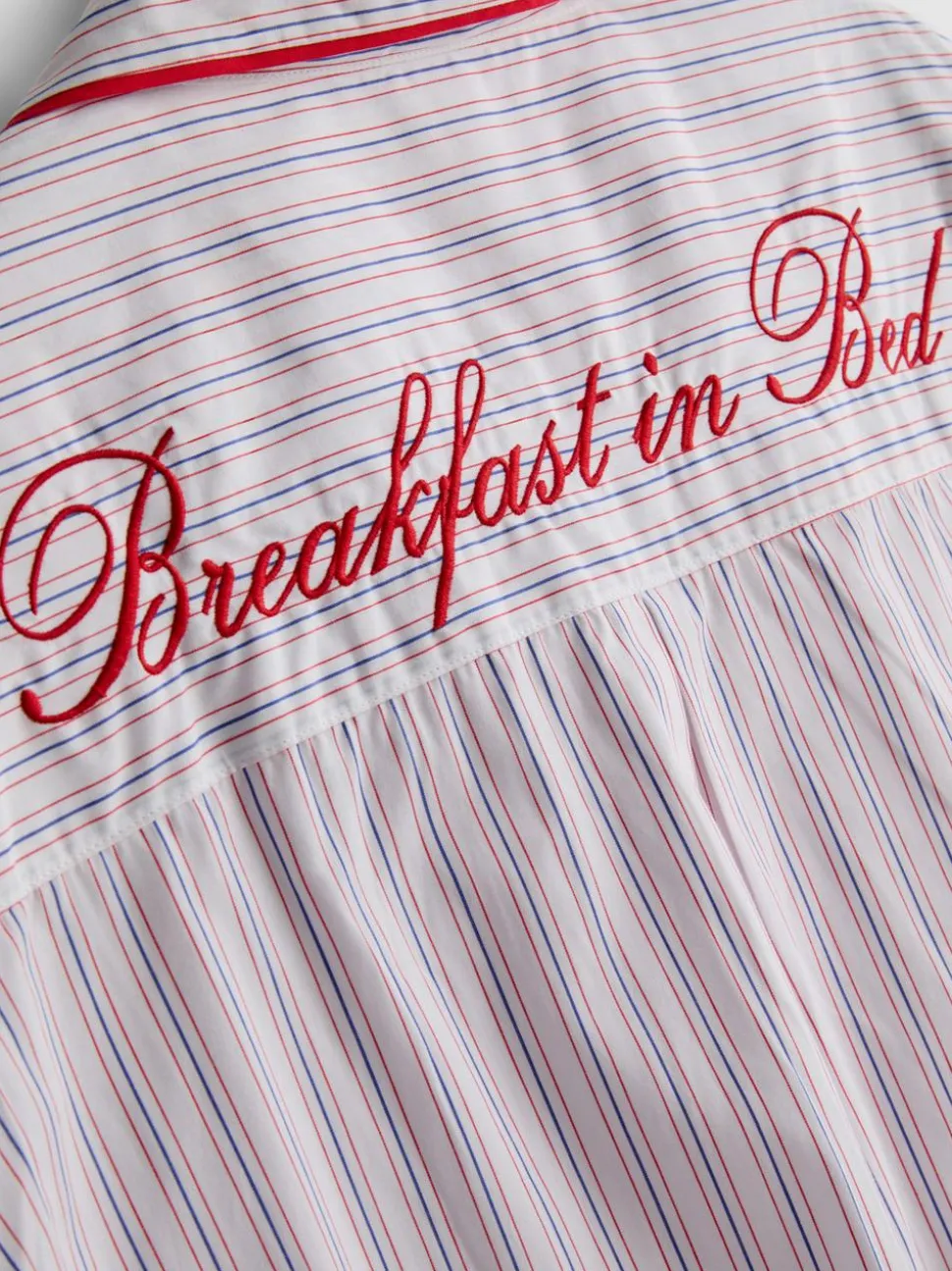 Baumwoll-Schlafanzughemd mit Breakfast in Bed-Stickerei