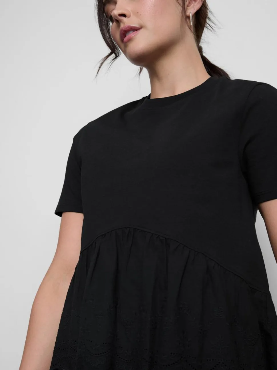 Baumwoll-T-Shirt mit Lochstickerei