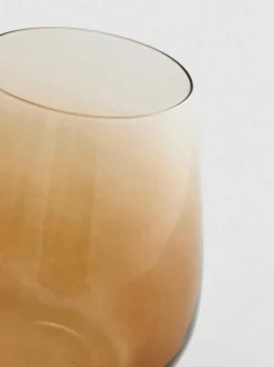 Becher aus getöntem Glas