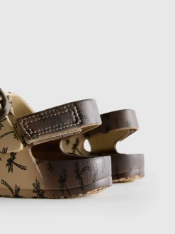Bedruckte Sandalen mit zwei Schnallenriemen