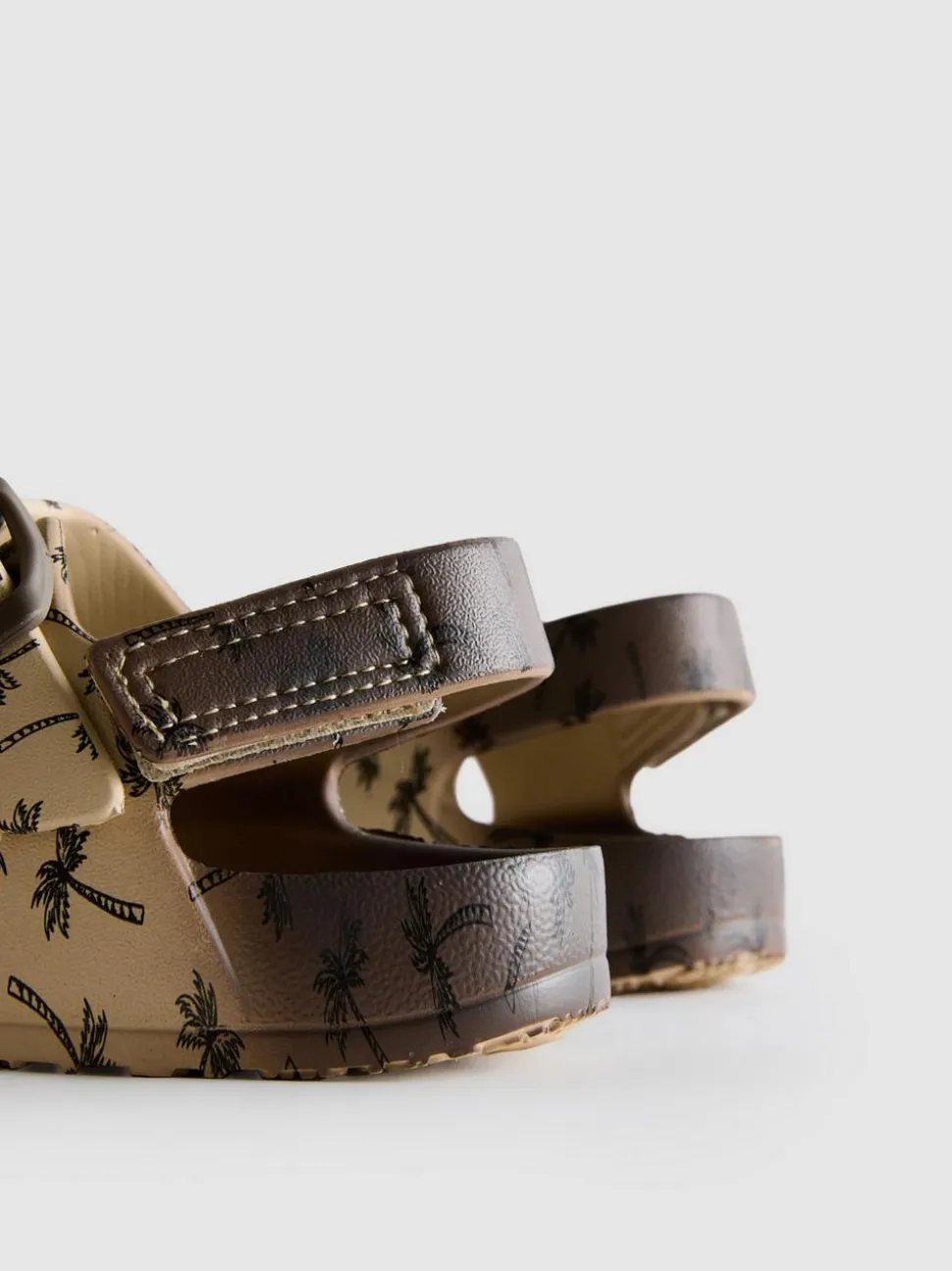 Bedruckte Sandalen mit zwei Schnallenriemen