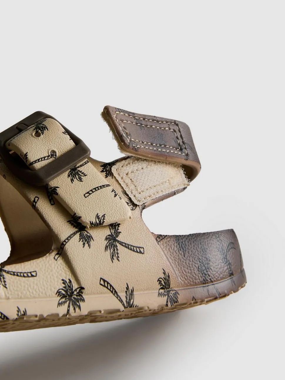 Bedruckte Sandalen mit zwei Schnallenriemen