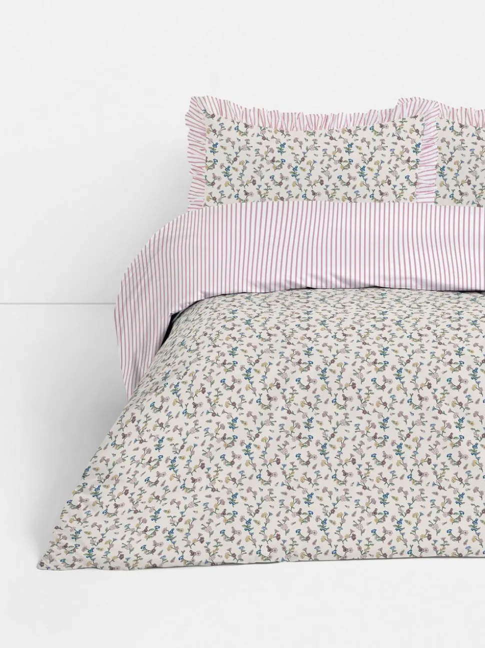 Bettwäscheset mit hohem Baumwollanteil mit Blumenmuster und Streifen