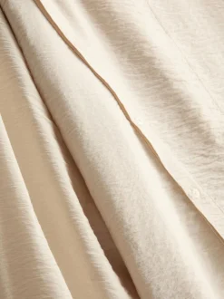 Bluse mit hohem Trichterkragen und Knöpfen
