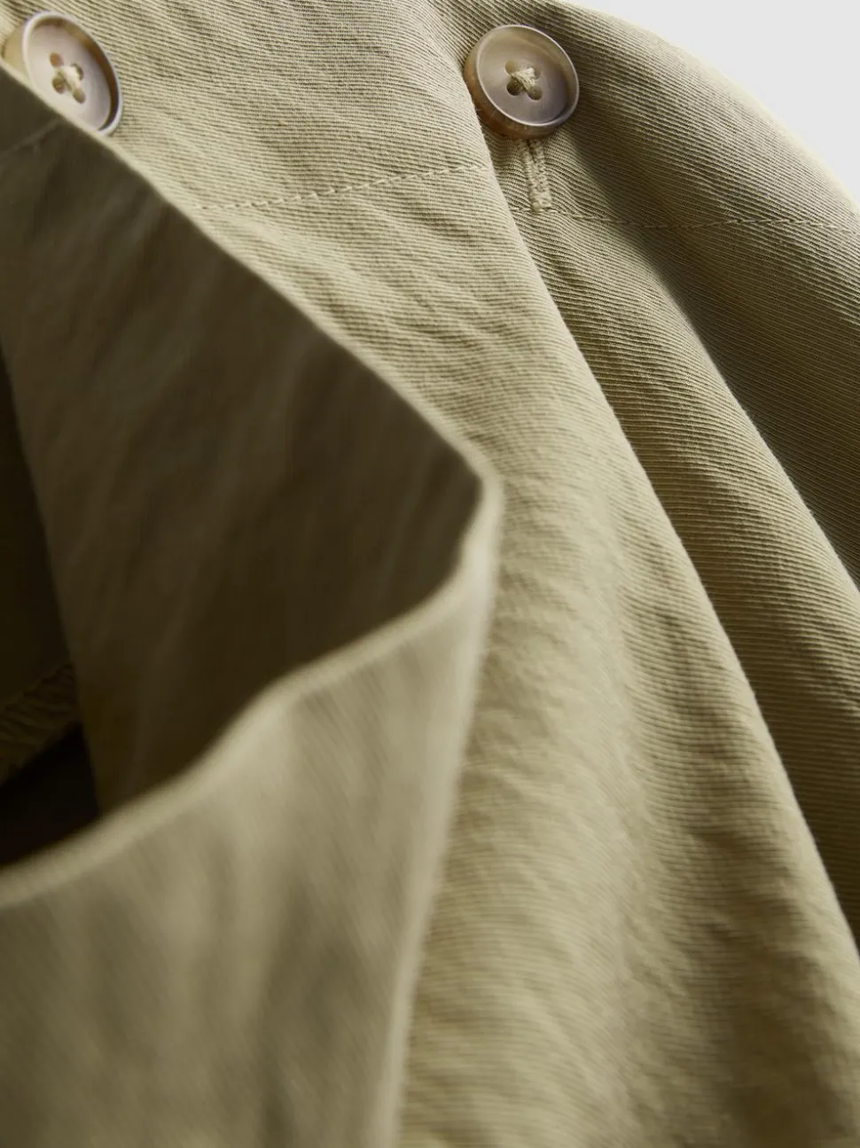 Bluse zum seitlichen Binden mit Wasserfallausschnitt